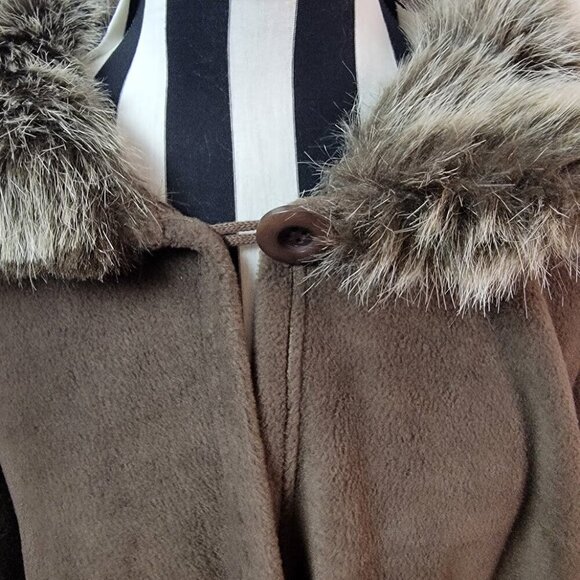 Parkhurst Desmona Cape Faux Fur Trim Brown Fleece Button Closure One Size - Picture 7 of 8